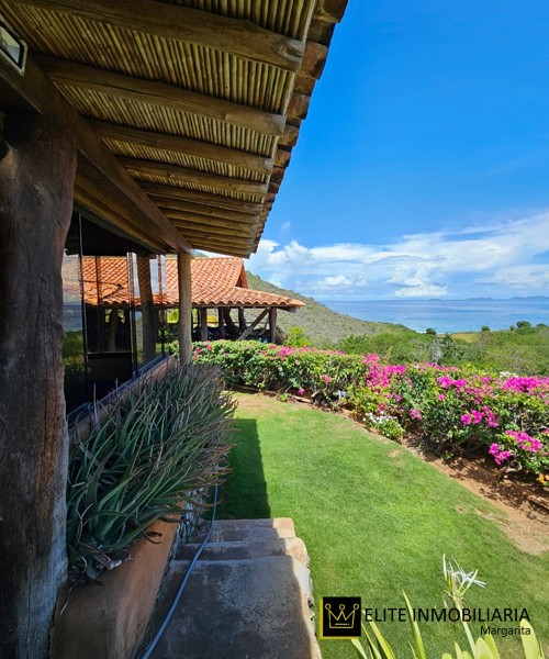 Casa estilo caribeño en venta Guarame Playa Guacuco Isla de Margarita