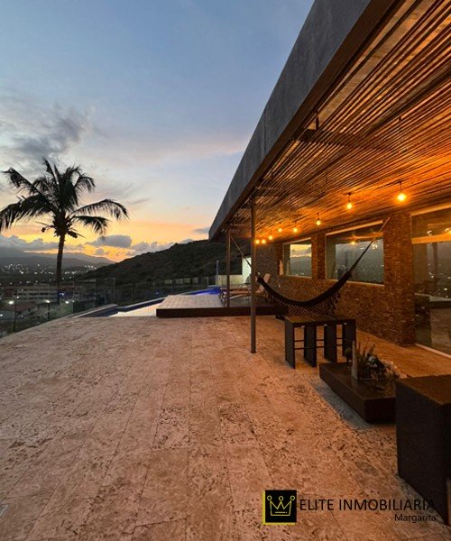 Casa de 2 niveles con vista a la ciudad en venta Isla de Margarita